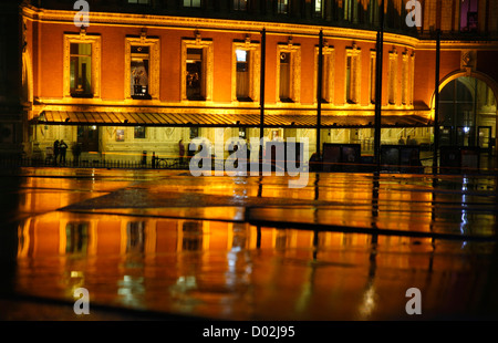 Royal Albert Hall spiegelt sich in der nassen Fahrbahn vor dem Albert Memorial, South Kensington, London, UK Stockfoto