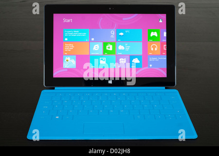 Microsoft Surface rt Tablet-Computer mit blauen Tastatur Stockfoto