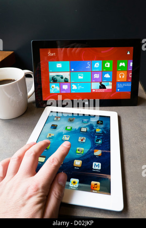 Mann mit iPad 3 und Microsoft Surface rt Tablet-Computer im café Stockfoto