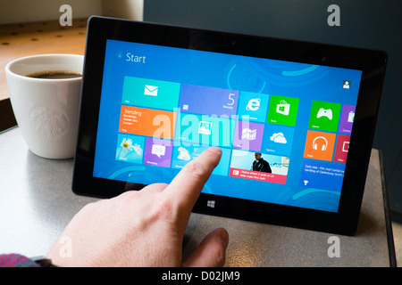 Mann mit Microsoft Surface rt Tablet-Computer im café Stockfoto