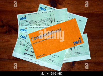 Premium-Anleihen Auszahlung von nationalen Ersparnisse und Investitionen. Fünf Gewinner Schecks für £25.00. London, England, Vereinigtes Königreich. Stockfoto