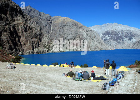 Die Zelte der Gruppe ein Trekking am Ufer des phoksumdo See in der Region dolpo Nepal Stockfoto