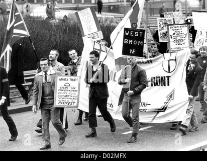 National Front march in Wolverhampton 1981. Großbritannien Britisch England Englisch Politik der 1980er Jahre politische Kundgebung rechtsextreme Arbeiterstraßenstraßen protestieren gegen Großbritannien. Eric Shaw, Kandidat des gemeinderats der NF, führt den Weg. Foto von Dave Bagnall. Stockfoto