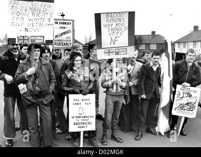 National Front march in Wolverhampton 1981. Großbritannien Britisch England Englisch Politik der 1980er Jahre politische Kundgebung rechtsextreme Arbeiterstraßenstraßen protestieren gegen Großbritannien. BILD VON DAVID BAGNALL Stockfoto