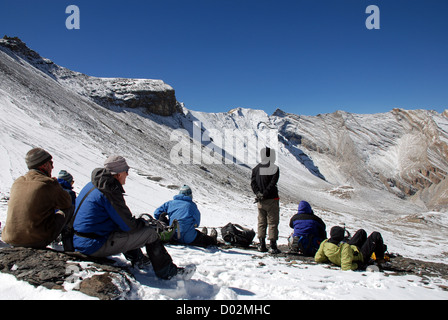 Trekker auf dem verschneiten Kang la Pass in der Region dolpo Nepal Stockfoto