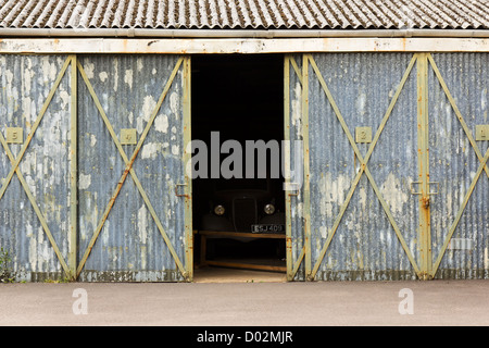 Alte rostige Oldtimer in der Garage versteckt Stockfoto