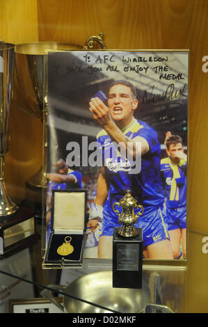 Kingston upon Thames, England. Vinny Jones spendete seine FA-Cup-Gewinner-Medaille von Wimbledon Schock Sieg über Liverpool im Jahr 1988 auf AFC Wimbledon. Die Medaille wird an Vereine aktuelle Boden im Kindsmeadow angezeigt. Stockfoto