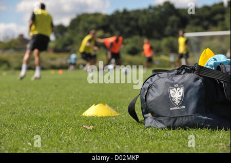 London, England. AFC Wimbledon Spieler in einer Trainingseinheit am Sportplatz ihres Königs College. Stockfoto