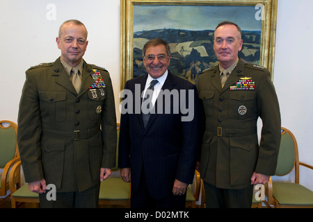 US-Verteidigungsminister Leon Panetta (Mitte) mit Marine Corps General John Allen (links) und General Joseph Dunford nach Nominierung Allen zu die neue Supreme Allied Commander NATO 10. Oktober 2012 werden Dunford Kommandeur der International Security Assistance in Brüssel, Belgien. Stockfoto