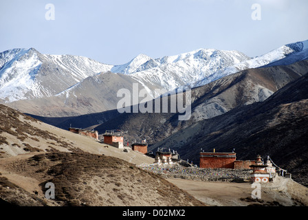 Das buddhistische Kloster shey Gompa mit der schneebedeckten Berge des Himalaja im Hintergrund Stockfoto