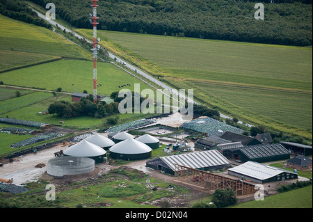 Deutschland Luftaufnahme der Biogasanlage und Solardächer auf stabile auf Hof in Schleswig Holstein, Norddeutschland Stockfoto