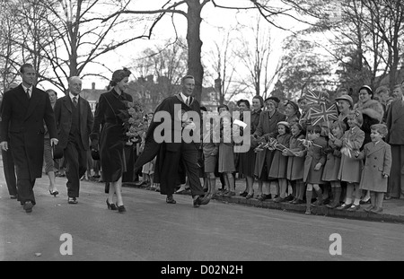 Queen Elizabeth und Prinz Philip in der Shrewsbury Schule 1952 Stockfoto