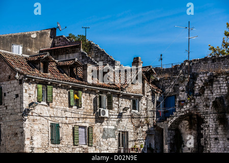 Altes Appartementhaus in der Stadt Split, Kroatien Stockfoto