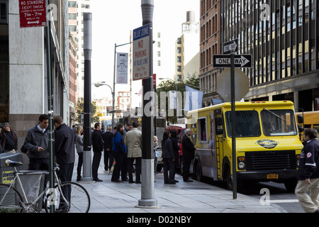 Warteschlange vor einem Imbisswagen in New York Stockfoto