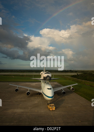 Space Shuttle Endeavour sieht auf NASA Shuttle Trägerflugzeug auf der Shuttle Landing Facility am Kennedy Space Center der NASA 17. September 2012 in Cape Canaveral, Florida Der Shuttle Carrier Aircraft ist eine modifizierte 747 Jetliner, die fliegt Endeavour nach Los Angeles, wo es öffentlich zur Schau an der California Science Center platziert werden. Stockfoto