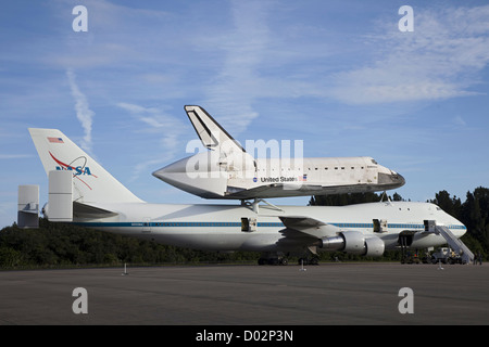 Space Shuttle Endeavour sieht auf NASA Shuttle Trägerflugzeug auf der Shuttle Landing Facility am Kennedy Space Center der NASA 17. September 2012 in Cape Canaveral, Florida Der Shuttle Carrier Aircraft ist eine modifizierte 747 Jetliner, die fliegt Endeavour nach Los Angeles, wo es öffentlich zur Schau an der California Science Center platziert werden. Stockfoto