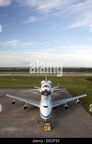 Space Shuttle Endeavour sieht auf NASA Shuttle Trägerflugzeug auf der Shuttle Landing Facility am Kennedy Space Center der NASA 17. September 2012 in Cape Canaveral, Florida Der Shuttle Carrier Aircraft ist eine modifizierte 747 Jetliner, die fliegt Endeavour nach Los Angeles, wo es öffentlich zur Schau an der California Science Center platziert werden. Stockfoto