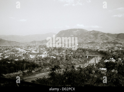 Panoramablick auf die Landschaft, die den Nam Khan River at Luang Prabang in Laos in Indochina im Fernen Osten Südostasien. Reisen Stockfoto