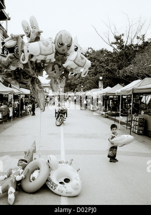 Reisen Fotografie - Kind in der Straßenszene in Luang Prabang in Laos in Südostasien im Fernen Osten. Menschen Reportage Dokumentarfilm Fotojournalismus Stockfoto