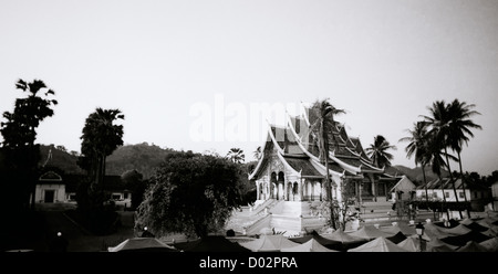 Die schöne buddhistische Wat Mai Suwannaphumaham Tempel in Luang Prabang in Laos in Indochina im Fernen Osten Südostasien. Buddhismus Architektur Reisen Stockfoto