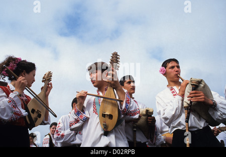 Bulgarien Kazanlak, traditionellen Rosenfest während der Erntezeit von Damascena rosa Blüten, die zu wesentlichen Öl verwendet werden, junge Menschen mit traditioneller Folk Kleidung Volksmusik Stockfoto