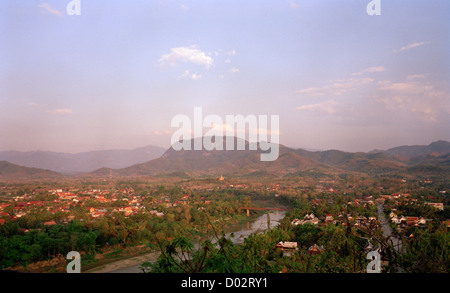 Panoramablick auf die Landschaft, die den Nam Khan River at Luang Prabang in Laos in Indochina im Fernen Osten Südostasien. Eskapismus Wanderlust Travel Stockfoto