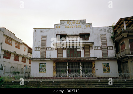 Dokumentarische Fotografie - Art Deco Architektur Gebäude in Luang Prabang in Laos in Indochina Südostasien Fernost. Stockfoto