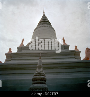 Wat Phnom Tempel Stupa in Phnom Penh Kambodscha Fernost Südost-Asien. Buddhismus buddhistische Religion religiöse Architektur Geschichte Wanderlust Travel Stockfoto