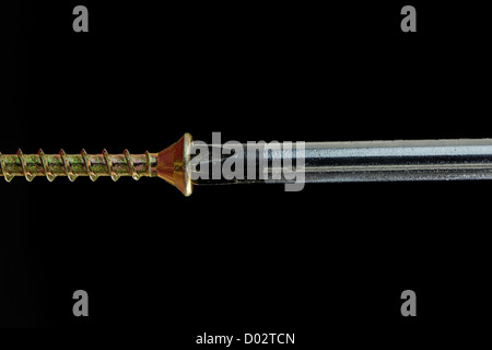 Nahaufnahme eines Schraubenziehers eine Messingschraube - 36MP Bild fahren Stockfoto