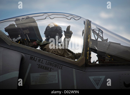 Eine US-Marine Pilot aus dem Cockpit eines Flugzeuges AV-8 b Harrier Jets Wellen 19. September 2012 auf dem Flugdeck der USS Bonhomme Richard im Flugbetrieb in der Philippinensee. Stockfoto