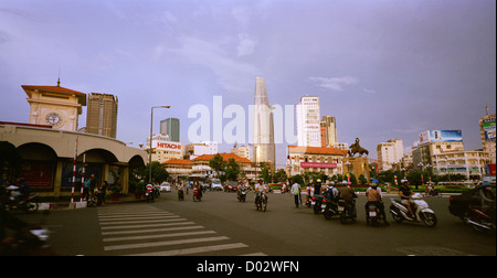 Die Skyline und das Stadtbild von Saigon Ho Chi Minh Stadt in Vietnam in Fernost Südostasien. Panoramablick auf die Städte Straße Verkehr Modernes Leben Reisen Stockfoto