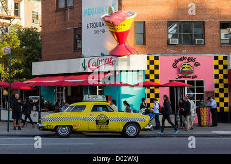 Caliente Cab-mexikanisches Restaurant-Bar in Greenwich Village, Manhattan, New York. Eine riesige Margarita und einem alten Taxi vor der Stockfoto