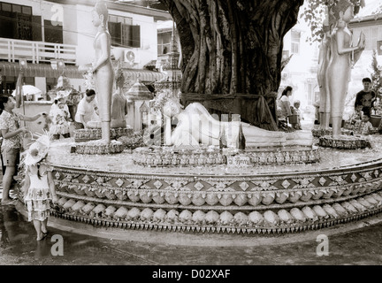 Die Menschen feiern die buddhistischen Songkan Songkran Festival in Vientiane in Laos in Indochina im Fernen Osten Südostasien. Reisen Stockfoto