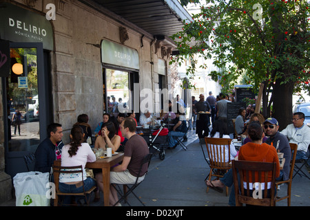 Menschen Essen in Delirio, Cafe in Roma Viertel von Mexiko-Stadt DF Stockfoto