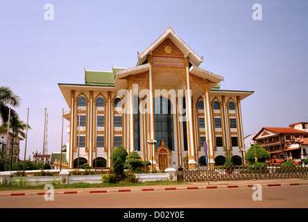 Die Nationale Kultur Halle ist ein Beispiel für moderne Architektur Gebäude in Vientiane in Laos in Indochina im Fernen Osten Südostasien. Reisen Stockfoto