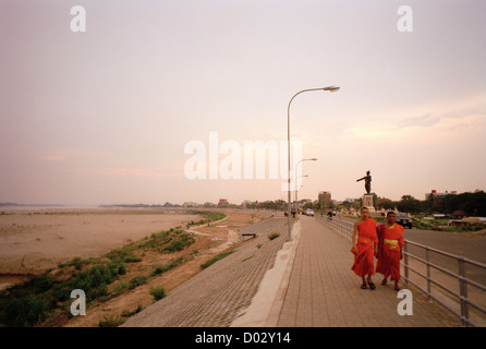 Zwei junge buddhistische Mönche Spaziergang an den Ufern des Mekong in Vientiane in Laos in Indochina im Fernen Osten Südostasien. Religion Menschen Buddhismus Stockfoto