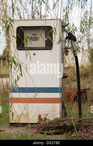 Alte, rostige und verlassene Tankstelle gegen die Natur Stockfoto