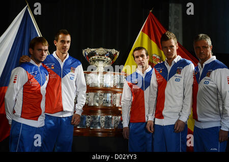 Tschechischer Tennisspieler (von links nach rechts) Ivo Minar, Lukas Rosol, Radek Stepanek, Tomas Berdych und Trainer Jaroslav Navratil stellen nach der Pressekonferenz und Zeichnung von der Tschechischen Republik vs. Spanien Davis Cup-Finale, Donnerstag, 15. November 2012, in Prag. Tschechien-Spanien-Davis-Cup-Spiel startet am Freitag, den 16. November. (CTK Foto/Katerina Sulova) Stockfoto