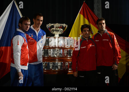 Tschechischer Tennisspieler (von links nach rechts) Ivo Minar und Lukas Rosol und spanische Tennis-Spieler Marcel Granollers und Marc Lopez stellen nach der Pressekonferenz und Zeichnung von der Tschechischen Republik vs. Spanien Davis Cup-Finale, Donnerstag, 15. November 2012, in Prag. Tschechien-Spanien-Davis-Cup-Spiel startet am Freitag, den 16. November. (CTK Foto/Katerina Sulova) Stockfoto