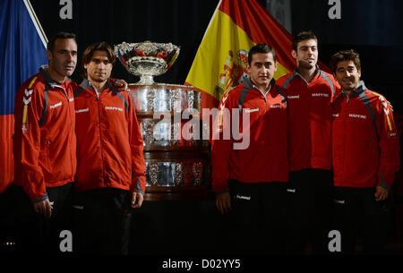 Spanische Tennis Spieler (von links nach rechts) Trainer Alex Corretja, David Ferrer, Nicolas Almagro, Marcel Granollers und Marc Lopez nach der Pressekonferenz und Zeichnung von der Tschechischen Republik vs. Spanien Davis Cup-Finale, Donnerstag, 15. November 2012, in Prag darstellen. Tschechien-Spanien-Davis-Cup-Spiel startet am Freitag, den 16. November. (CTK Foto/Katerina Sulova) Stockfoto