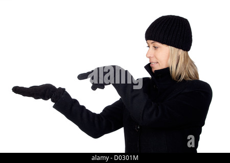 Blonde Frau mit einem schwarzen Mantel auf etwas isoliert auf weißem Hintergrund Stockfoto