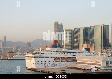 China, Hong Kong. Blick auf den Victoria Hafen von Kowloon Island cruise terminal. Star Cruises Schiff im Hafen angedockt. Stockfoto