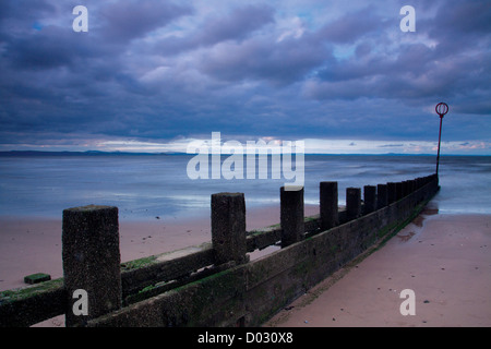 Buhnen am Portobello Beach, Lothian Stockfoto