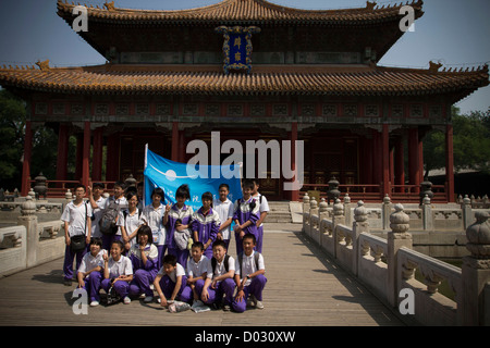 Eine Gruppe von chinesischen Schülerinnen posieren für ein Gruppenfoto vor dem Konfuzius-Tempel und Guozijian, Peking, China. Stockfoto