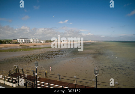 Blick auf den Strand und Ost Worthing vom Ende des Worthing Pier, West Sussex, UK Stockfoto