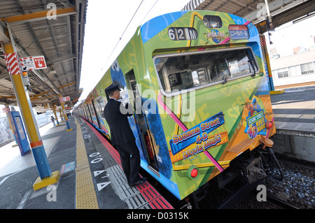 Ein Sonderzug die Passagiere aus Osaka zu Universal Studios Japan. Stockfoto