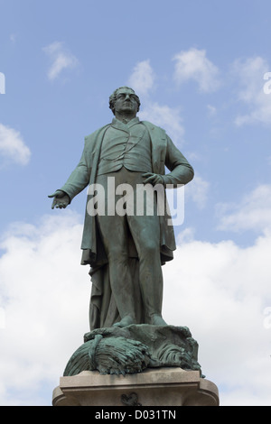 Bronze-Statue von Sir Robert Peel, Gründer der Metropolitan Police Force, auf dem Marktplatz, Bury. Stockfoto