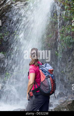 Weibliche Wanderer in der Nähe von Berg Wasserfall auf Gran Canaria, Kanarische Inseln, Spanien Stockfoto