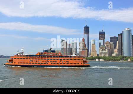 Eine Fähre verkehrt die Staten Island Ferry Terminal am Battery Park im unteren Manhattan New York City auf dem Weg nach Staten Island Stockfoto