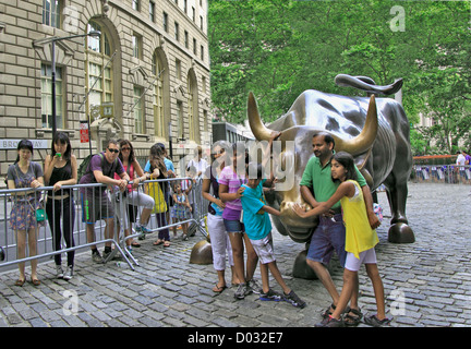 Touristen mit Bild aufgenommen mit dem Wal Street Stier senken Sie Manhattan New York City Stockfoto